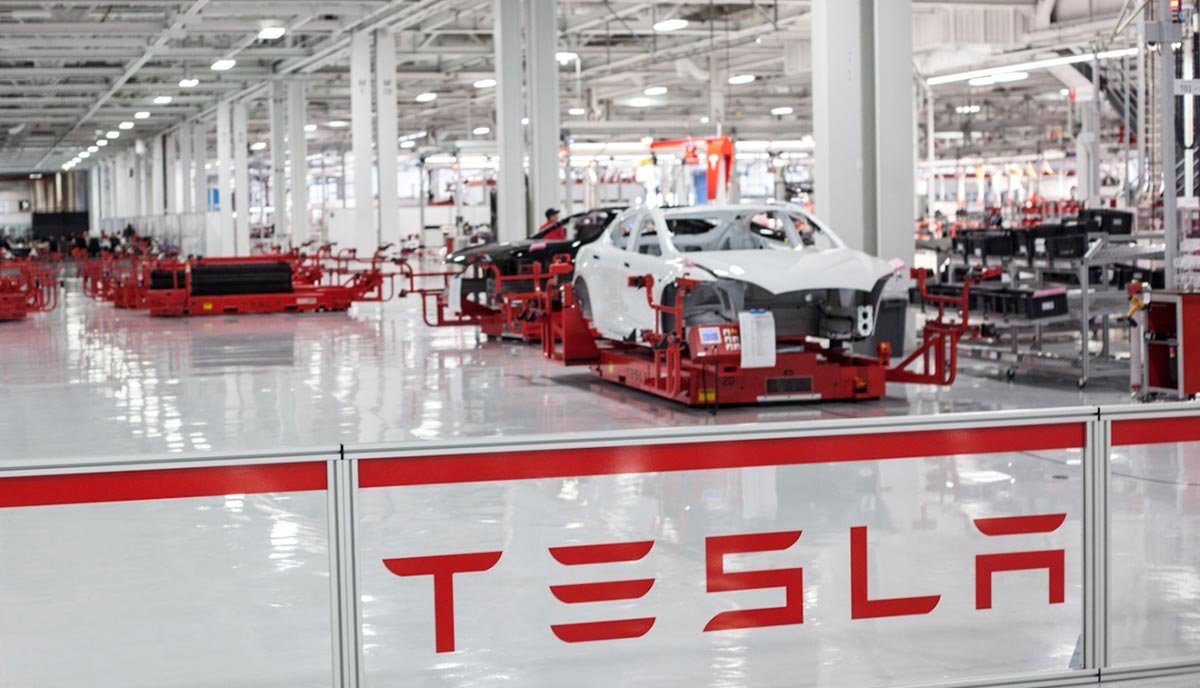 Tesla Inc. (TSLA) Barclays Believes Stock is Currently Overvalued $360 Target Forecast