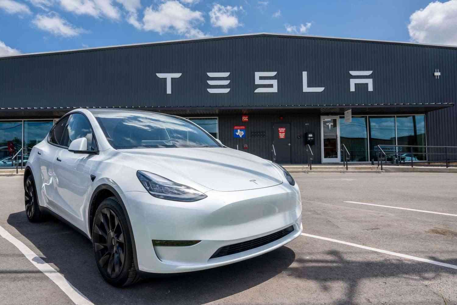 Tesla, Inc. (TSLA) Barclays Capital Forecasts Stock Dropping Over 10 Percent